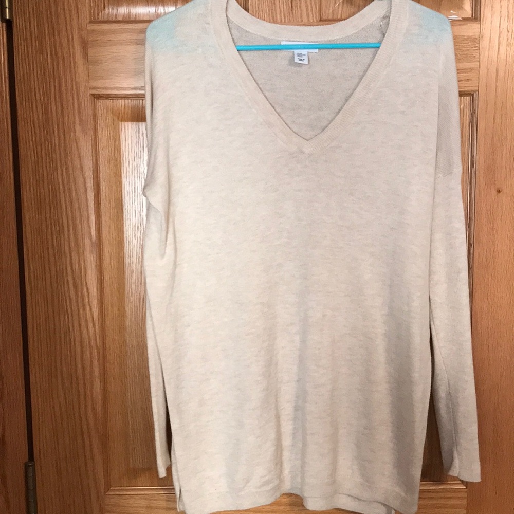 Cream long sleeve sweater.